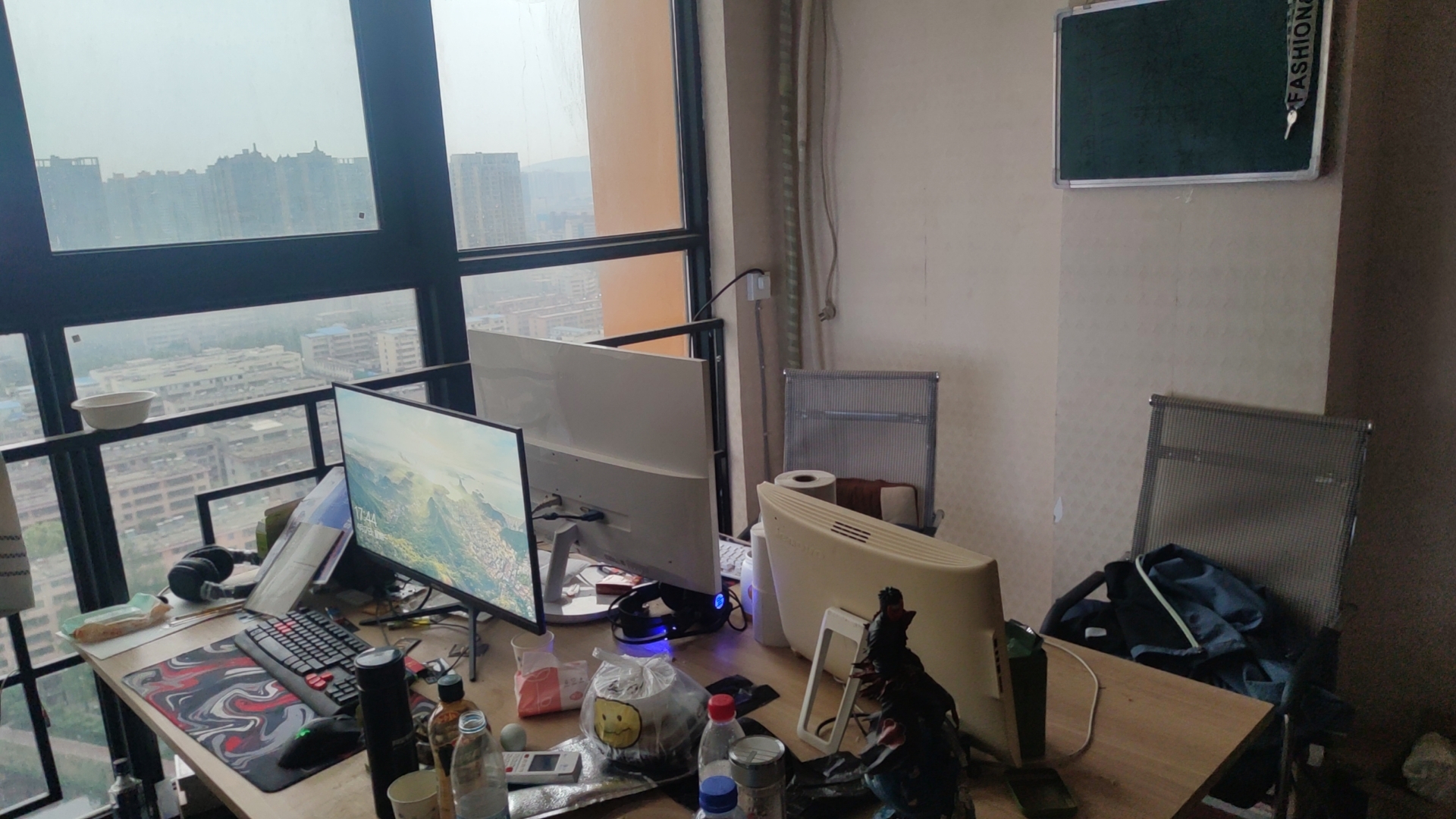 办公室两台电脑拍照